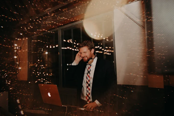 how much does a wedding dj usually cost